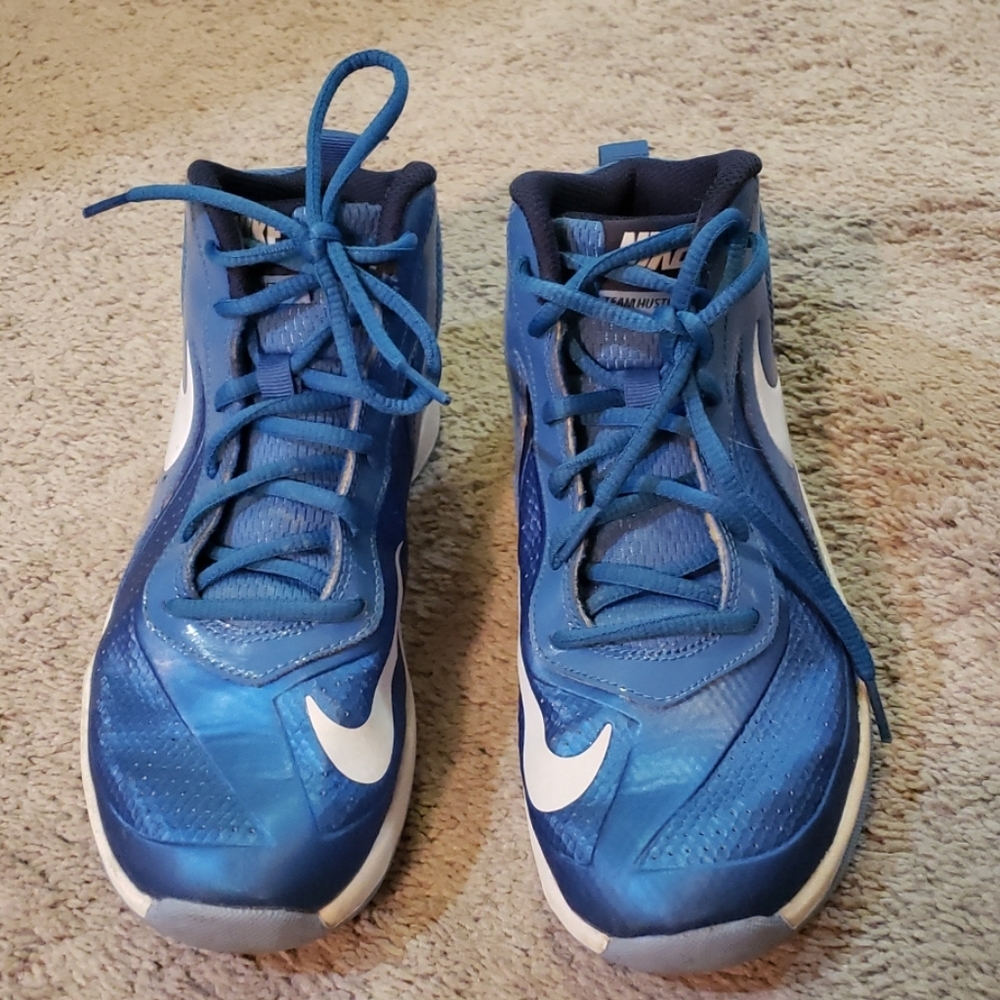 EUC Nike team hustle 7 sneakers